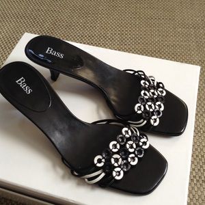 Bass black/white super cute slide sandals